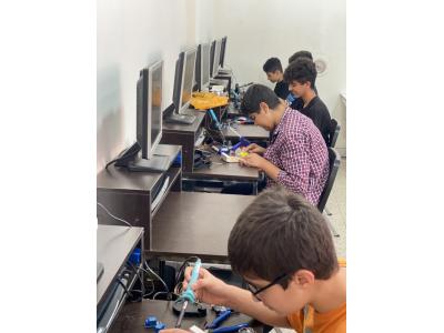 دانش آموزی-آموزشگاه خانه رباتیک ایران (ساری)