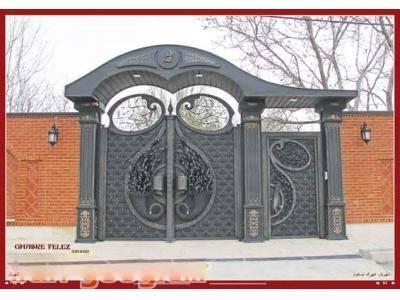 گروه صنعتی و هنری قصرفلز تولید کننده درب فرفورژه ، تولید نرده راه پله و نرده بالکن و پله پیچ