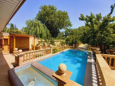 1000 متر باغ ویلا با طراحی داخلی جذاب در ملارد