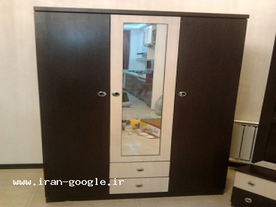 تخت یک نفره به همراه کمد و ویترین