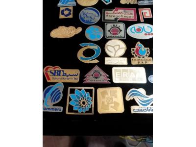 بج سینه(اتیکت سینه فلزی-ارم شرکت بر روی لباس)