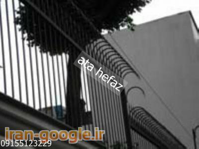 محافظ روی دیوار مشهد