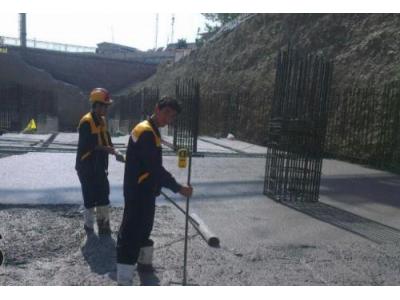 مش گذاری و بتن ریزی کف پارکینگ سوله پمپ بنزین با ماله پروانه موتوری