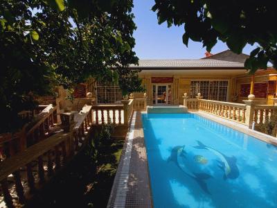 1000 متر باغ ویلا با طراحی داخلی جذاب در ملارد