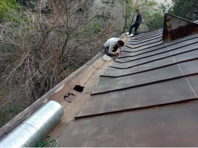 اجرای پوشش سقف شیبدار-تعمیرات‌ آردواز، شیروانی