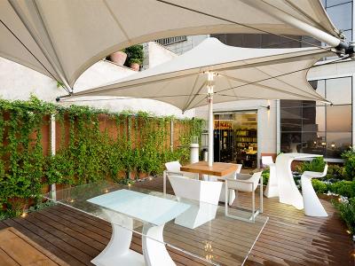 میز و صندلی-چتر و سقف ثابت روفگاردن و حیاط